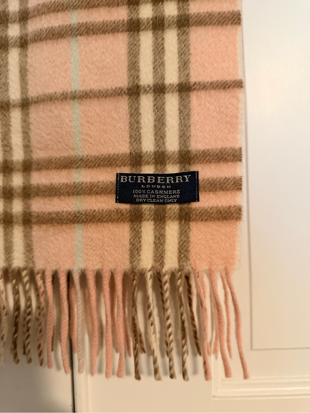 Authentic Burberry 100% cashmere pink plaid scarf with fridge - Picture 3 of 6